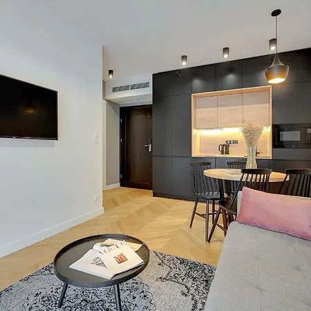 Equus מלון דירות 4*